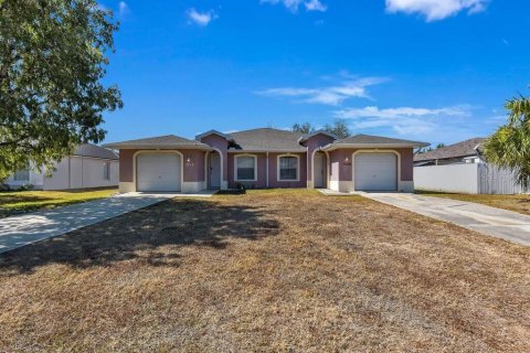 Commercial property in Cape Coral, Florida 6 bedrooms, 221.29 sq.m. № 2233047