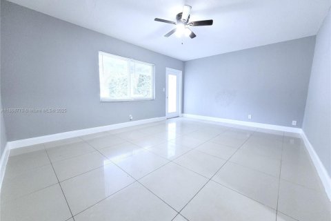 House in Fort Lauderdale, Florida 3 bedrooms, 97.55 sq.m. № 1932192 - photo 3
