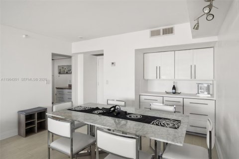 Condo in Aventura, Florida, 2 bedrooms  № 2025900 - photo 24