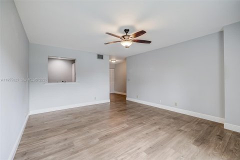 Condominio en venta en Boynton Beach, Florida, 1 dormitorio, 58.44 m2 № 2010335 - foto 11