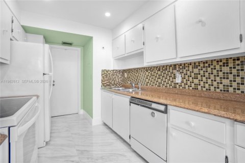 Купить кондоминиум в Халландейл-Бич, Флорида 2 спальни, 116.96м2, № 2028320 - фото 12