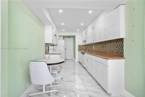 Купить кондоминиум в Халландейл-Бич, Флорида 2 спальни, 116.96м2, № 2028320 - фото 24