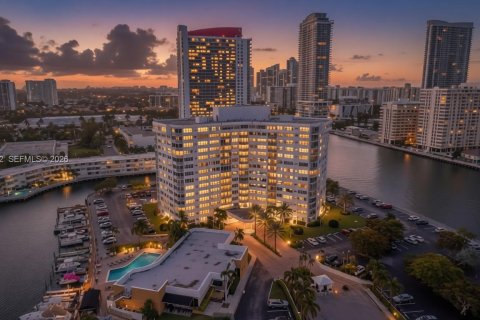 Купить кондоминиум в Халландейл-Бич, Флорида 2 спальни, 116.96м2, № 2028320 - фото 3