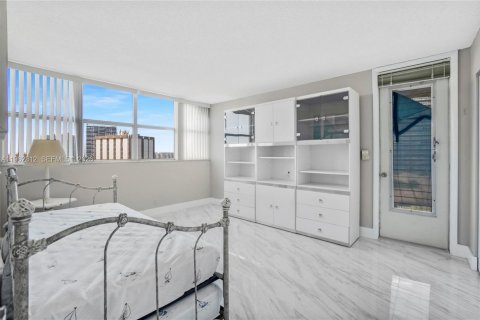 Купить кондоминиум в Халландейл-Бич, Флорида 2 спальни, 116.96м2, № 2028320 - фото 18