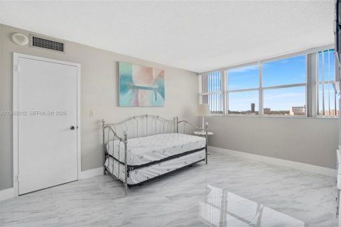 Купить кондоминиум в Халландейл-Бич, Флорида 2 спальни, 116.96м2, № 2028320 - фото 19