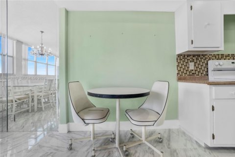 Купить кондоминиум в Халландейл-Бич, Флорида 2 спальни, 116.96м2, № 2028320 - фото 27