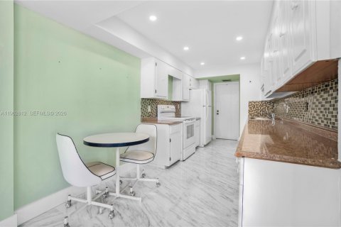 Купить кондоминиум в Халландейл-Бич, Флорида 2 спальни, 116.96м2, № 2028320 - фото 25
