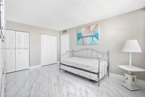 Купить кондоминиум в Халландейл-Бич, Флорида 2 спальни, 116.96м2, № 2028320 - фото 13