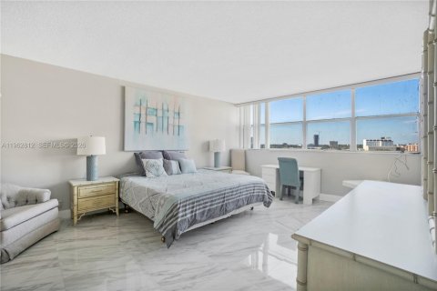 Купить кондоминиум в Халландейл-Бич, Флорида 2 спальни, 116.96м2, № 2028320 - фото 4