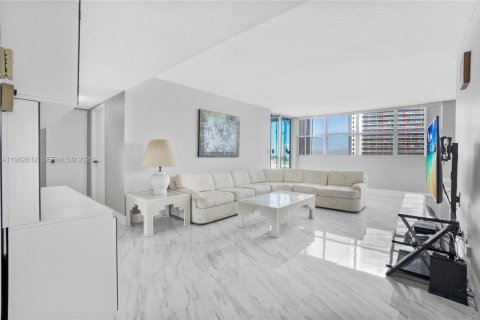 Купить кондоминиум в Халландейл-Бич, Флорида 2 спальни, 116.96м2, № 2028320 - фото 10