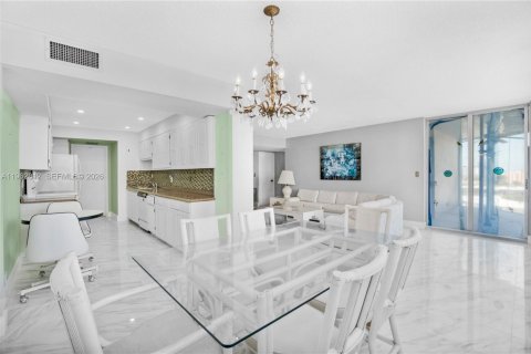 Купить кондоминиум в Халландейл-Бич, Флорида 2 спальни, 116.96м2, № 2028320 - фото 14