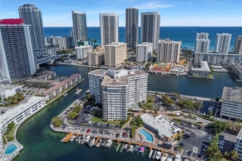 Купить кондоминиум в Халландейл-Бич, Флорида 2 спальни, 116.96м2, № 2028320 - фото 2