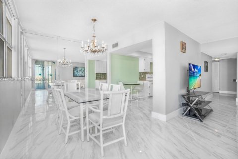 Купить кондоминиум в Халландейл-Бич, Флорида 2 спальни, 116.96м2, № 2028320 - фото 9