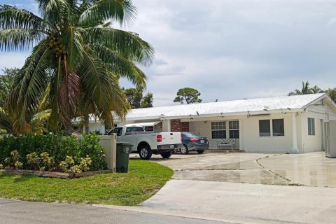 House in Palm Springs, Florida 7 bedrooms, 249.44 sq.m. № 2432915 - photo 8