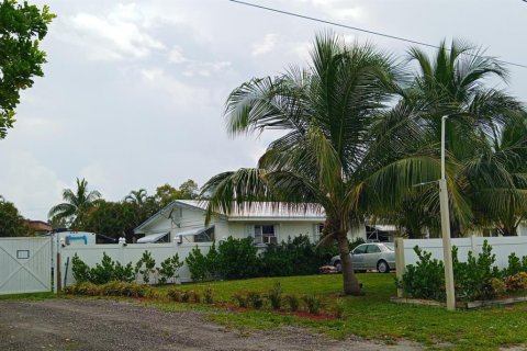 House in Palm Springs, Florida 7 bedrooms, 249.44 sq.m. № 2432915 - photo 7