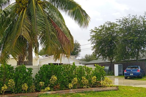 House in Palm Springs, Florida 7 bedrooms, 249.44 sq.m. № 2432915 - photo 6