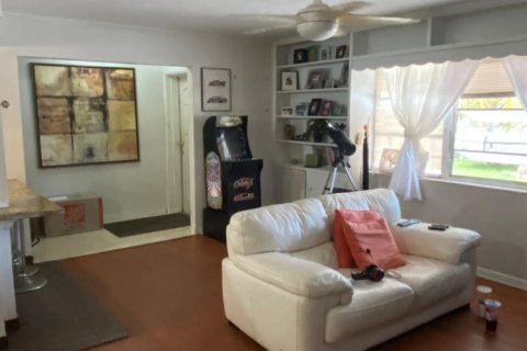 House in Palm Springs, Florida 7 bedrooms, 249.44 sq.m. № 2432915 - photo 15