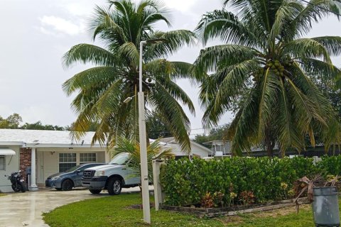 House in Palm Springs, Florida 7 bedrooms, 249.44 sq.m. № 2432915 - photo 4