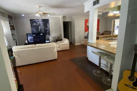 House in Palm Springs, Florida 7 bedrooms, 249.44 sq.m. № 2432915 - photo 21