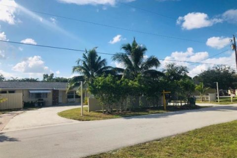 House in Palm Springs, Florida 7 bedrooms, 249.44 sq.m. № 2432915 - photo 11