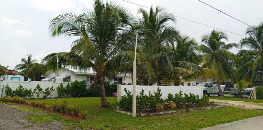 House in Palm Springs, Florida 7 bedrooms, 249.44 sq.m. № 2432915