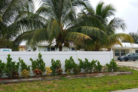 House in Palm Springs, Florida 7 bedrooms, 249.44 sq.m. № 2432915 - photo 3