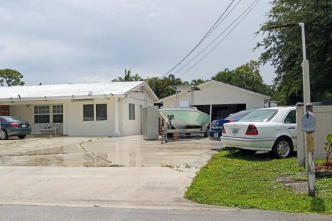House in Palm Springs, Florida 7 bedrooms, 249.44 sq.m. № 2432915 - photo 2