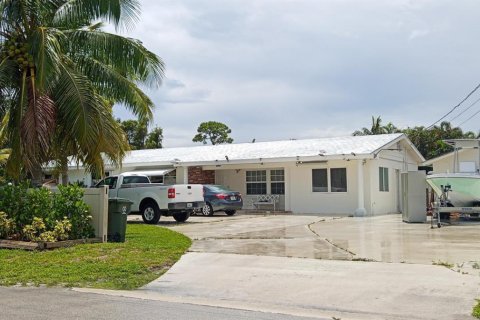 House in Palm Springs, Florida 7 bedrooms, 249.44 sq.m. № 2432915 - photo 5