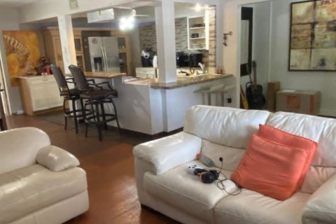 House in Palm Springs, Florida 7 bedrooms, 249.44 sq.m. № 2432915 - photo 17