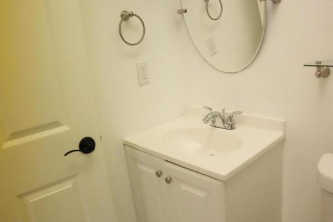 Condo in Lake Worth, Florida, 2 bedrooms № 2261233 - photo 18