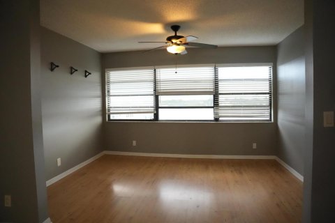 Condo in Lake Worth, Florida, 2 bedrooms № 2261233 - photo 11