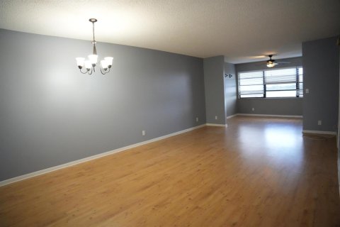 Condo in Lake Worth, Florida, 2 bedrooms № 2261233 - photo 23