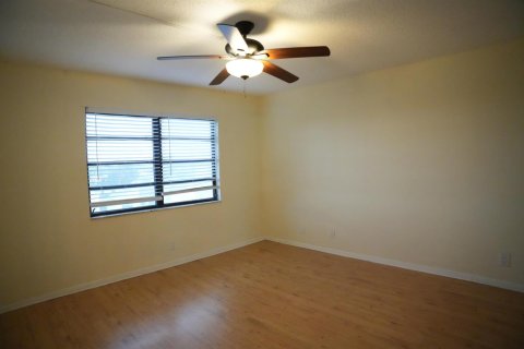 Condo in Lake Worth, Florida, 2 bedrooms № 2261233 - photo 25