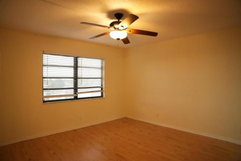 Condo in Lake Worth, Florida, 2 bedrooms № 2261233 - photo 12