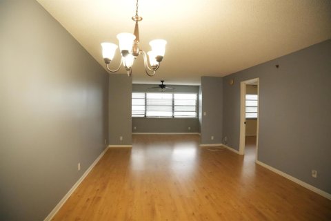 Condo in Lake Worth, Florida, 2 bedrooms № 2261233 - photo 4