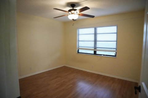 Condo in Lake Worth, Florida, 2 bedrooms № 2261233 - photo 20