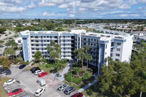 Condo in Lake Worth, Florida, 2 bedrooms № 2261233 - photo 9