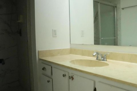 Condo in Lake Worth, Florida, 2 bedrooms № 2261233 - photo 13