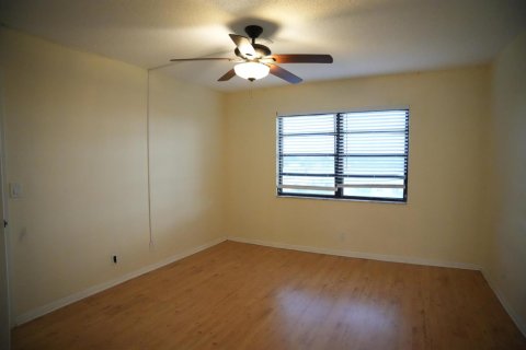 Condo in Lake Worth, Florida, 2 bedrooms № 2261233 - photo 27