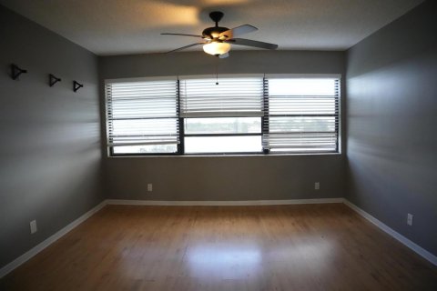 Condo in Lake Worth, Florida, 2 bedrooms № 2261233 - photo 24