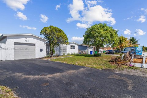 House in Miramar, Florida 3 bedrooms, 131.55 sq.m. № 1731145 - photo 5