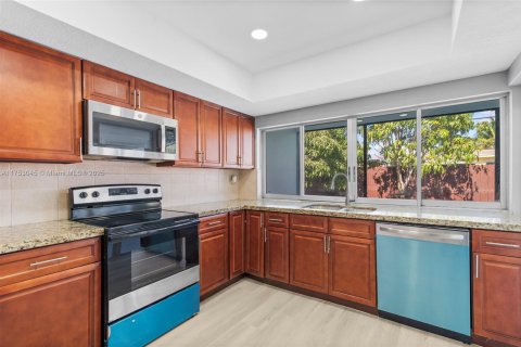 House in Miramar, Florida 3 bedrooms, 131.55 sq.m. № 1731145 - photo 12