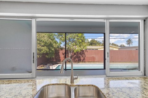 House in Miramar, Florida 3 bedrooms, 131.55 sq.m. № 1731145 - photo 14