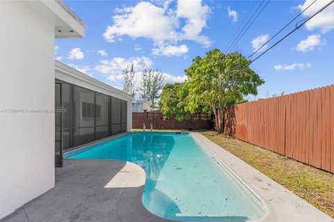 House in Miramar, Florida 3 bedrooms, 131.55 sq.m. № 1731145 - photo 6