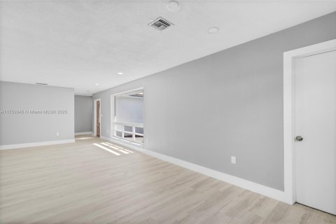 House in Miramar, Florida 3 bedrooms, 131.55 sq.m. № 1731145 - photo 11