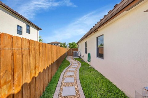 House in Homestead, Florida 4 bedrooms, 202.34 sq.m. № 1700340 - photo 28