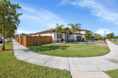 House in Homestead, Florida 4 bedrooms, 202.34 sq.m. № 1700340 - photo 3