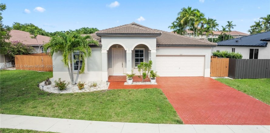 House in Homestead, Florida 4 bedrooms, 182.74 sq.m. № 1844075