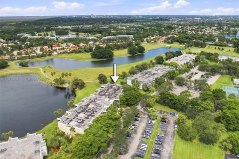 Condominio en Weston, Florida, 2 dormitorios  № 2325515