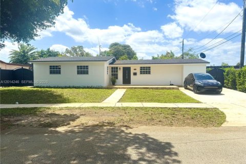 House in Hialeah, Florida 4 bedrooms, 192.68 sq.m. № 2076242